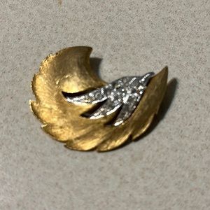 Vintage J.J. Gold tone silver tone backed rhinestone leaf broach (415)
